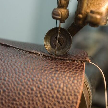 Leder wird am Schuh befestigt