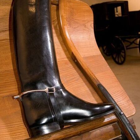 Schwarzer Reitschuh im Detail