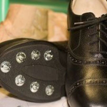 Schwarzer Sportschuh im Detail